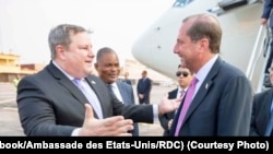 Ambassadeur ya USA na RDC Mike Hammer (G) ayambi Alex Azar, Secretaire d’Etat ya Etats-Unis mpo na mambi ya bokolongo mpe misala ya kosunga bato na bokomi na ye na Kinshasa, 13 septembre 2019. (Facebook/Ammbassade des USA en RDC)