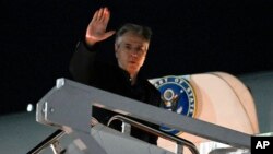 El secretario de Estado, Antony Blinken, saluda al abordar su avión en la Base Andrews de la Fuerza Aérea el 21 de enero. Blinken visitará cuatro países africanos para mantener conversaciones centradas en la seguridad regional, la promoción de la democracia y el comercio.