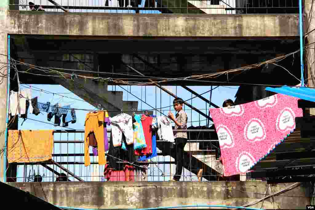 This stairway in the White Building is a common spot where residents dry their clothes and socialize,&nbsp;in Phnom Penh, Cambodia, Sept. 5, 2014. (Nov Povleakhena/VOA)&nbsp; 