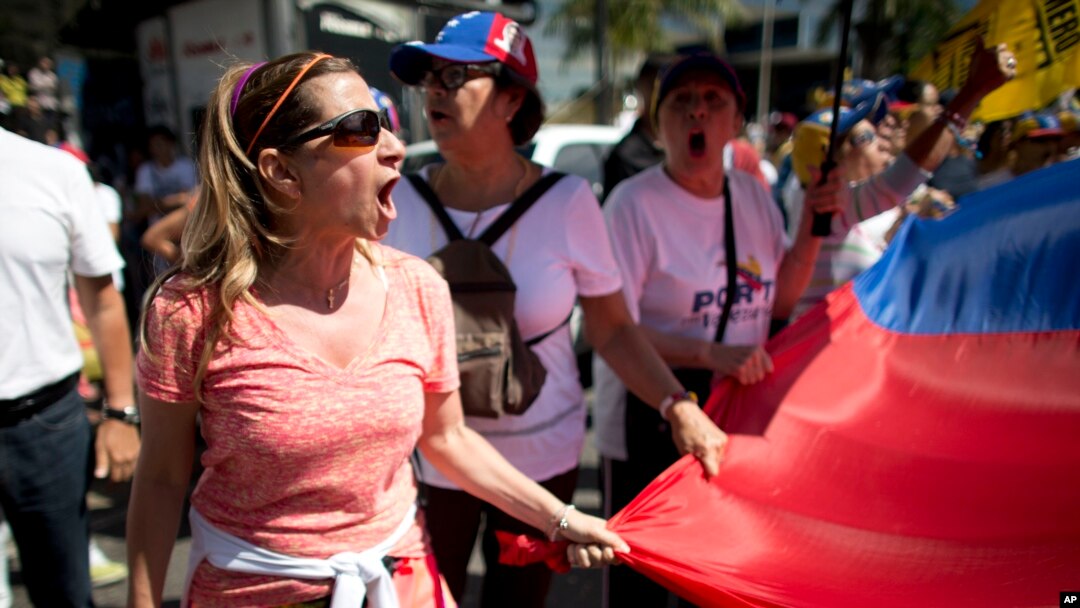 Seorang demonstran dalam protes menuntut digelarnya pemilu, di Caracas, Venezuela (23/1). (AP/Ariana Cubillos)