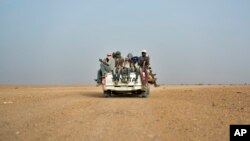 Migran Afrika berangkat dari kota Agadez, Niger menuju Libya dengan melewati gurun Sahara (foto: dok). 