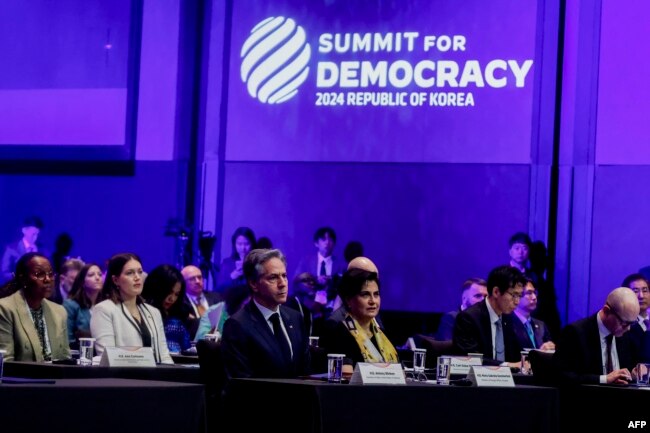Menteri Luar Negeri AS Antony Blinken (tengah kiri) menghadiri KTT Ketiga untuk Demokrasi di Seoul, 18 Maret 2024. (EVELYN HOCKSTEIN / POOL / AFP)