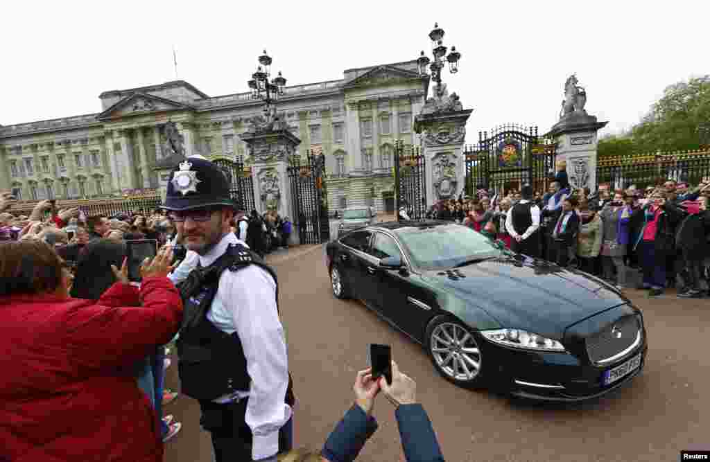 Britain&#39;s Prime Minister David Cameron and his wife Samantha are driven from Buckingham Palace after meeting with Queen Elizabeth in London, Britain May 8, 2015.