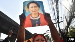 Un portrait d'Aung San Suu Kyi est brandi lors d'une manifestation devant l'ambassade du Myanmar à Bangkok, en Thaïlande, le 1er février 2021.