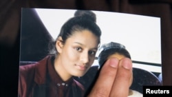 Renu Begum, kakak dari remaja putri Inggris Shamima Begum, menunjukkan foto adiknya saat dia meminta adiknya untuk kembali ke Inggris, 22 Februari 2015.