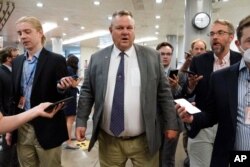 資料照：美國民主黨籍參議員喬恩·泰斯特（Jon Tester）對媒體講話。