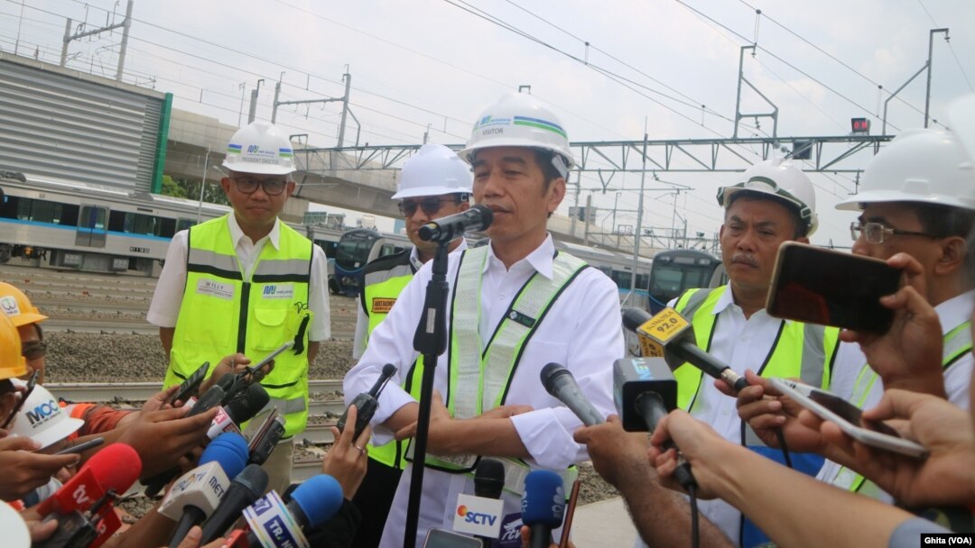 Presiden Joko Widodo didampingi Menteri Perhubungan Budi Karya, Gubernur DKI Jakarta Anies Baswedan, Ketua DPRD DKI Jakarta Prasetio Edi Marsudi, dan Direktur Utama PT MRT Jakarta William Sabandar usai menjajal MRT dari stasiun Bundaran HI ke Lebak Bulus 