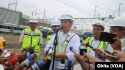 Presiden Joko Widodo didampingi Menteri Perhubungan Budi Karya, Gubernur DKI Jakarta Anies Baswedan, Ketua DPRD DKI Jakarta Prasetio Edi Marsudi, dan Direktur Utama PT MRT Jakarta William Sabandar usai menjajal MRT dari stasiun Bundaran HI ke Lebak Bulus 