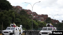 Vehículos blindados de la Guardia Nacional Bolivariana durante un ejercicio militar en Caracas el 24 de septiembre de 2020. Los acvivistas acusan a los cuerpos de seguridad de reprimir protestas de la población.