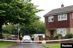 Cảnh sát chặn bên ngoài ngôi nhà của Thomas Mair, nghi can ám sát dân biểu Jo Cox gần khu Leeds, Anh, ngày 17/6/2016.