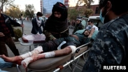 2일 아프가니스탄 수도 카불에서 폭탄 공격에 부상당한 탈레반 병사를 관계자들이 이송하고 있다.