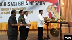 Menko Polhukam Wiranto membuka acara Forum Koordinasi dan Sinkronisasi Bela Negara di Sidoarjo, Senin 29 Oktober 2018. (VOA/Petrus Riski)