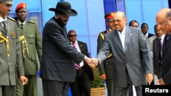 South Sudan's President Salva Kiir (3rd L) shakes hands with Sudan's President Omar al-Bashir as he arrives for talks at Khartoum Airport, Sept. 3, 2013.