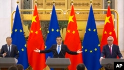 Thủ tướng Trung Quốc Lý Khắc Cường (giữa) trong cuộc họp báo chung với Chủ tịch Ủy ban châu Âu Jean-Claude Juncker (phải) và Chủ tịch Hội đồng châu Âu Donald Tusk.