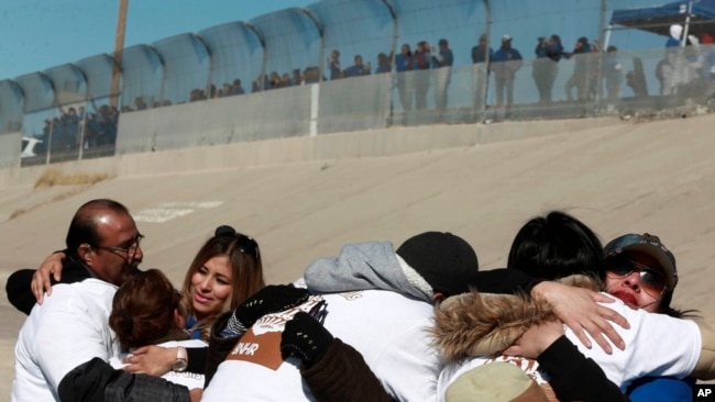 Familias y amigos de ambos lados de la frontera entre Estados Unidos y México se abrazan durante el evento "Abrazos no Muros" en el Río Grande, en Ciudad Juárez, México, el sábado 28 de enero de 2017.