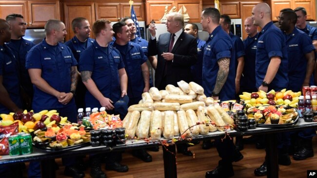 2018年11月22日特朗普总统在感恩节与佛罗里达州美国海岸警卫队成员会面。
