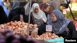 Egyptians shop at a vegetable market in Cairo, June 15, 2016. Exports of Egyptian vegetables, fruits and legumes amounted to $2.2 billion last year and would likely rise by about 15 percent in 2017. 
