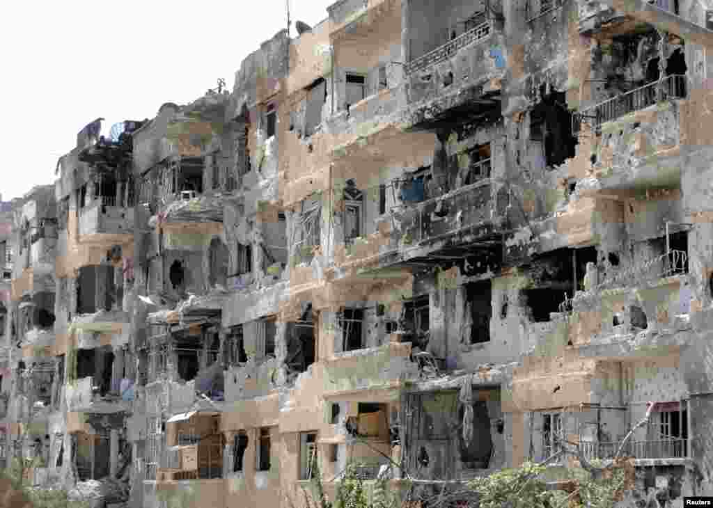 حمص کے قریب واقع بیداح میں گولہ باری کا نشانہ بننے والی عمارتیں