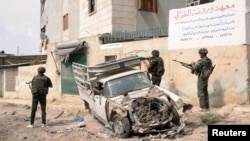 Forces loyal to Syria's President Bashar al-Assad patrol at Tal-al-Zrazir neighborhood in Aleppo city, September 29, 2012. 