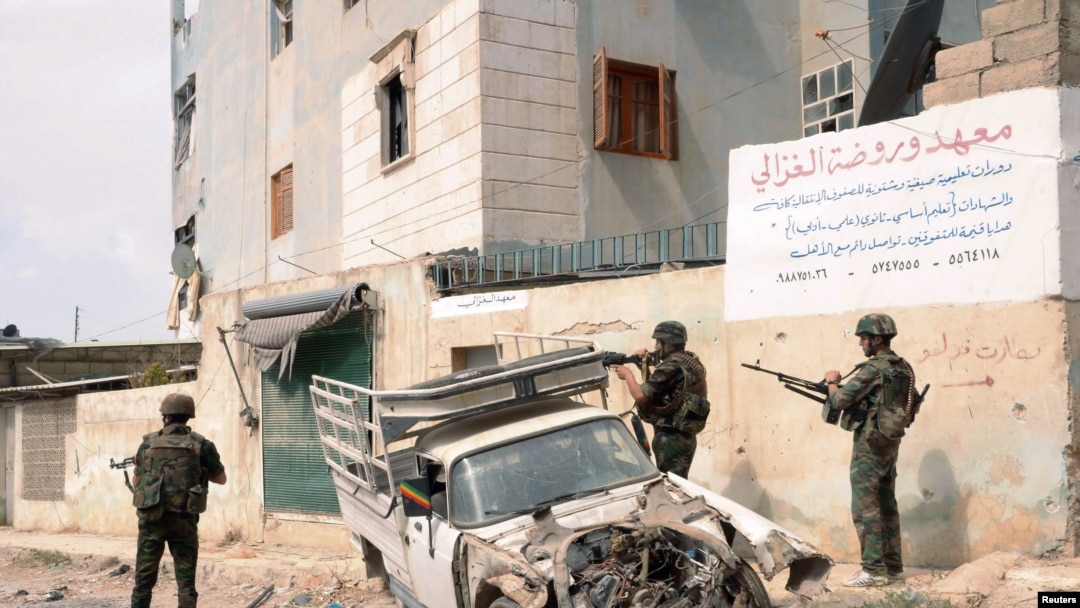Lực lượng của Tổng thống Syria Bashar al-Assad tuần tra khu vưc Tal-al-Zrazir, thành phố Aleppo, ngày 29/9/2012.