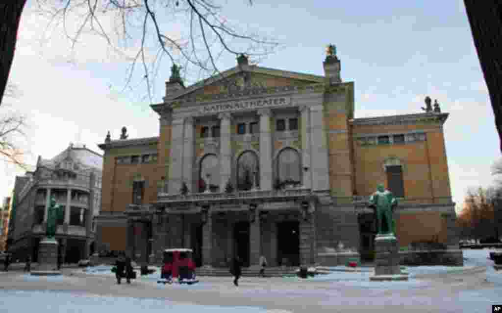 在议会与王宫之间的挪威国家剧院。世界著名剧作家易卜生(1828-1906)就来自挪威。