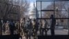 Para tentara dari Garda Nasional sedang melakukan pergantian tim jaga di dekat Gedung Capitol menjelang pelantikan Presiden terpilih Joe Biden, Washington, 16 Januari 2021.