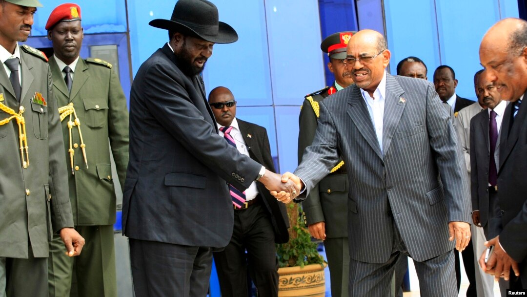 Presiden Sudan Selatan, Salva Kiir (topi hitam) berjabat tangan dengan Presiden Sudan Omar al-Bashir dalam kunjungannya ke Khartoum, Sudan (3/9). 