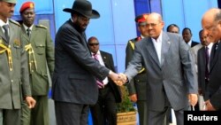 South Sudan's President Salva Kiir (3rd L) shakes hands with Sudan's President Omar al-Bashir as he arrives for talks at Khartoum Airport, Sept. 3, 2013.