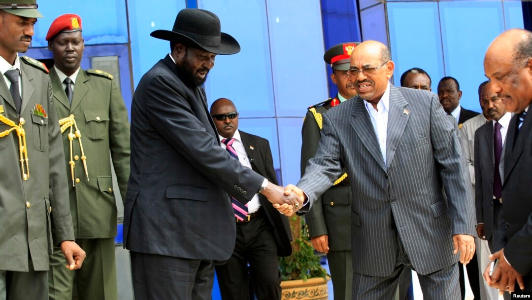Presiden Sudan Salva Kiir dan Presiden Omar al-Bashir dalam pertemuan di Khartoum (3/9). Perundingan kedua pemimpin di Juba gagal mencapai kesepakatan soal perbatasan. 