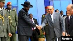 Presiden Sudan Salva Kiir dan Presiden Omar al-Bashir dalam pertemuan di Khartoum (3/9). Perundingan kedua pemimpin di Juba gagal mencapai kesepakatan soal perbatasan. 