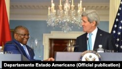 Georges Chicoty, ministro dos Negócios Estrangeiros angolano com John Kerry, secretário de Estado dos Estados Unidos em Washington 