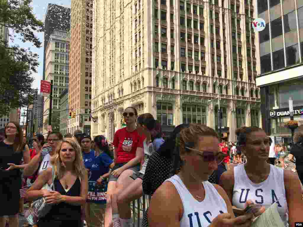 Miles de personas se reunieron en Nueva York para celebrar los logros del equipo femenino de fútbol en la Copa Mundial Femenina de fútbol. 