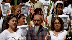 Eduardo Díaz Fleitas (centro), uno de los opositores cubanos de la Primavera Negra de 2003, quien se quedó en Cuba tras salir de prisión, es uno de los 11 disidentes que se han declarado en huelga de hambre y sed en la última semana.