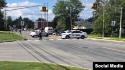 La policía de Fredericton indicó que el sospechoso está bajo custodia y que ya bajó el nivel de alerta.