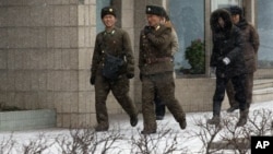 지난달 21일 평양 거리를 걷는 북한 군인과 주민들.