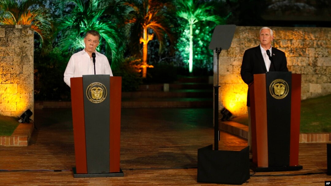 Presiden Kolombia Juan Manuel Santos (kiri) memberikan konferensi pers bersama Wapres AS Mike Pence di Cartagena, Kolombia Minggu (13/8). 