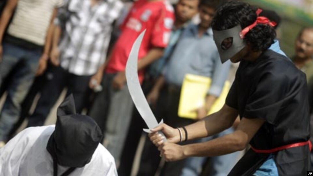 Suudi Arabistan'da kendi vatandaşlarının başları kesilerek idam edilmesini protesto eden Bangladeşliler. 