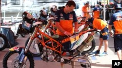 Un technicien de KTM travaille sur la moto du Prix Toby, de l'Australie, avant 2016 Argentine-Bolivie Dakar à Buenos Aires, Argentine, 31 décembre 2015.