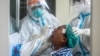 အင်းစိန်မြို့နယ်က ဆေးခန်းတခုမှာ အမျိုးသမီးတဦးကို COVID-19 စစ်ဆေးဖို့ Swab နမူနာယူနေတဲ့ ကျန်းမာရေးဝန်ထမ်းများ။ (စက်တင်ဘာ ၂၁၊ ၂၀၂၀)