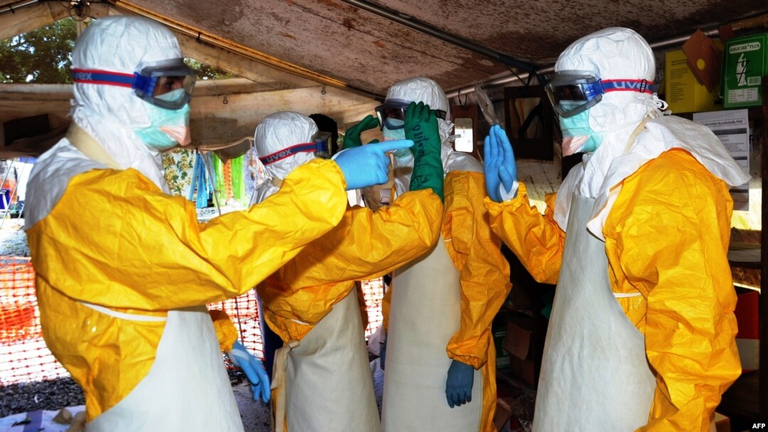 Petugas medis di pusat perawatan ebola Donka di Conakry, Guinea (foto: dok). WHO mengatakan, jumlah penderita baru yang dilaporkan di Guinea stabil.
