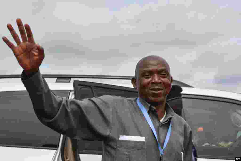 Le chef de l'opposition burundaise, Agathon Rwasa, lors de son arrivée à un bureau de vote à Ciri, dans le nord du Burundi, le 17 mai 2018.