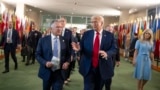 资料照：2025年9月23日，美国总统唐纳德·特朗普在纽约联合国总部参加完双边会晤后与史蒂夫·威特科夫一同走出大楼。
