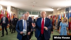 资料照片:特朗普总统与他的和平使命特使威特科夫在联合国纽约总部参加双边会议后离开会场。（2025年9月23日）