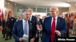 资料照片：特朗普总统与他的和平使命特使威特科夫在联合国纽约总部参加双边会议后离开会场。(2025年9月23日)