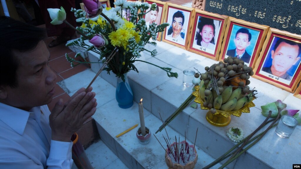 រូបឯកសារ៖ បុរសម្នាក់​អុជធូប​ប្រារព្ធ​ពិធី​បង្សុកូល​នៅស្តូប​អ្នក​បាត់បង់​ជិវិត​នៃ​ការ​វាយ​ប្រហារ​ដោយ​ការ​គប់​គ្រាប់​បែក​កាលពី​ឆ្នាំ​១៩៩៧ ​ដើម្បី​ឧទ្ទិស​កុសល​ជូន​ដល់​វិញ្ញាណកន្ធ​ដល់​ជន​រងគ្រោះ នៅ​សួនច្បារ​វត្តបុទុម​វត្តី​ រាជធានីភ្នំពេញ​ កាលពី​ថ្ងៃពុធ ទី៣០ ខែ​មីនា ឆ្នាំ២០១៦។ 