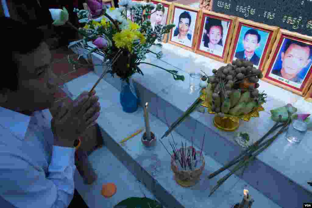 A member of the Cambodian National Rescue Party prays for the souls of the victims in the 1997 grenade attack, in Wat Botum park, Phnom Penh, on Wednesday, March 30, 2016. (Leng Len/VOA Khmer)