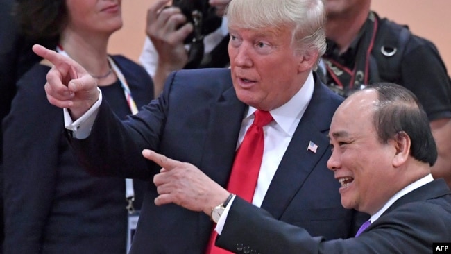 Ông Trump và Thủ tướng Việt Nam Nguyễn Xuân Phúc tại hội nghị thượng đỉnh G20 ở Đức hôm 8/7.