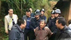 2017年3月17日，江西赣州村民明经国用镰铲砍杀在动员强拆的乡人大主任后被抓捕。(网友推特图片)