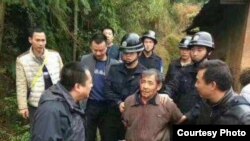 2017年3月17日，江西赣州村民明经国用镰铲砍杀在动员强拆的乡人大主任后被抓捕。(网友推特图片)
