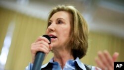 Fiorina dijo a las jóvenes y mujeres estadounidenses: “No dejen que otros las definan. No escuchen a nadie que les diga que tienen que votar de una cierta manera o por cierta candidata porque son mujeres. Eso no es feminismo”.